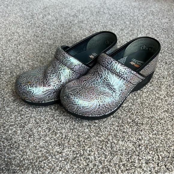 Dansko XP 2.0 Metallic Paisley Multi Color Clogs, Size 37 - Picture 1 of 8